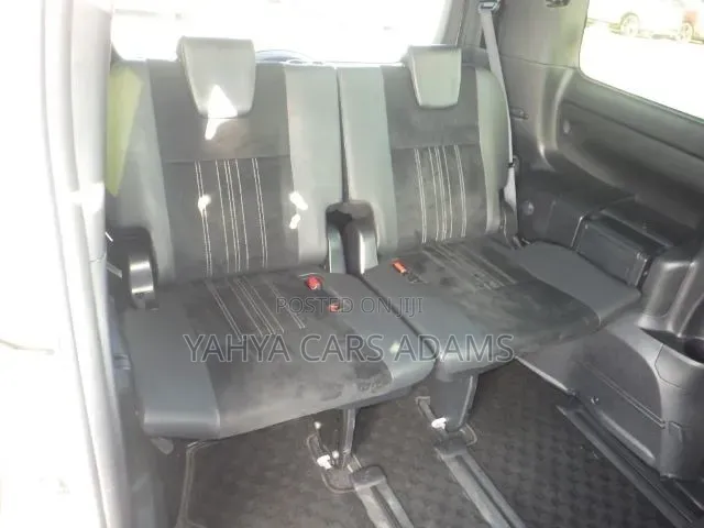 Toyota Esquire 1.8 FWD Hybrid (7 seater) 2019 White