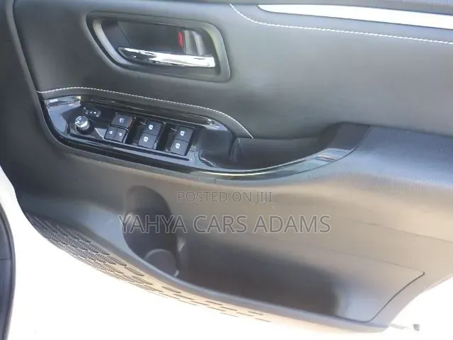 Toyota Esquire 1.8 FWD Hybrid (7 seater) 2019 White
