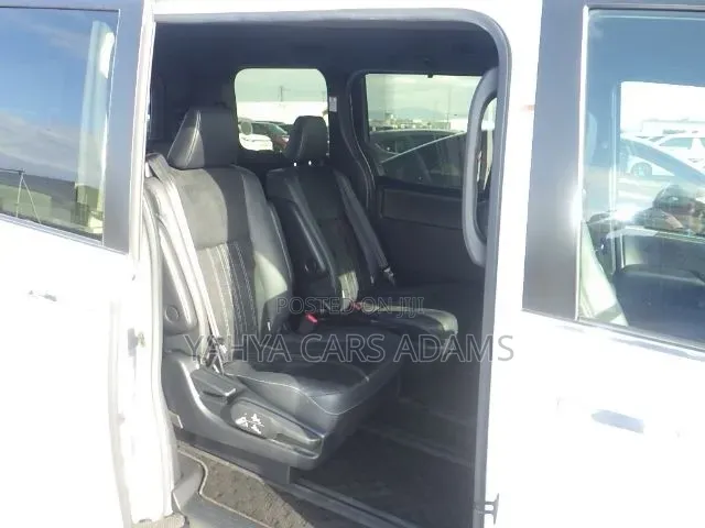 Toyota Esquire 1.8 FWD Hybrid (7 seater) 2019 White