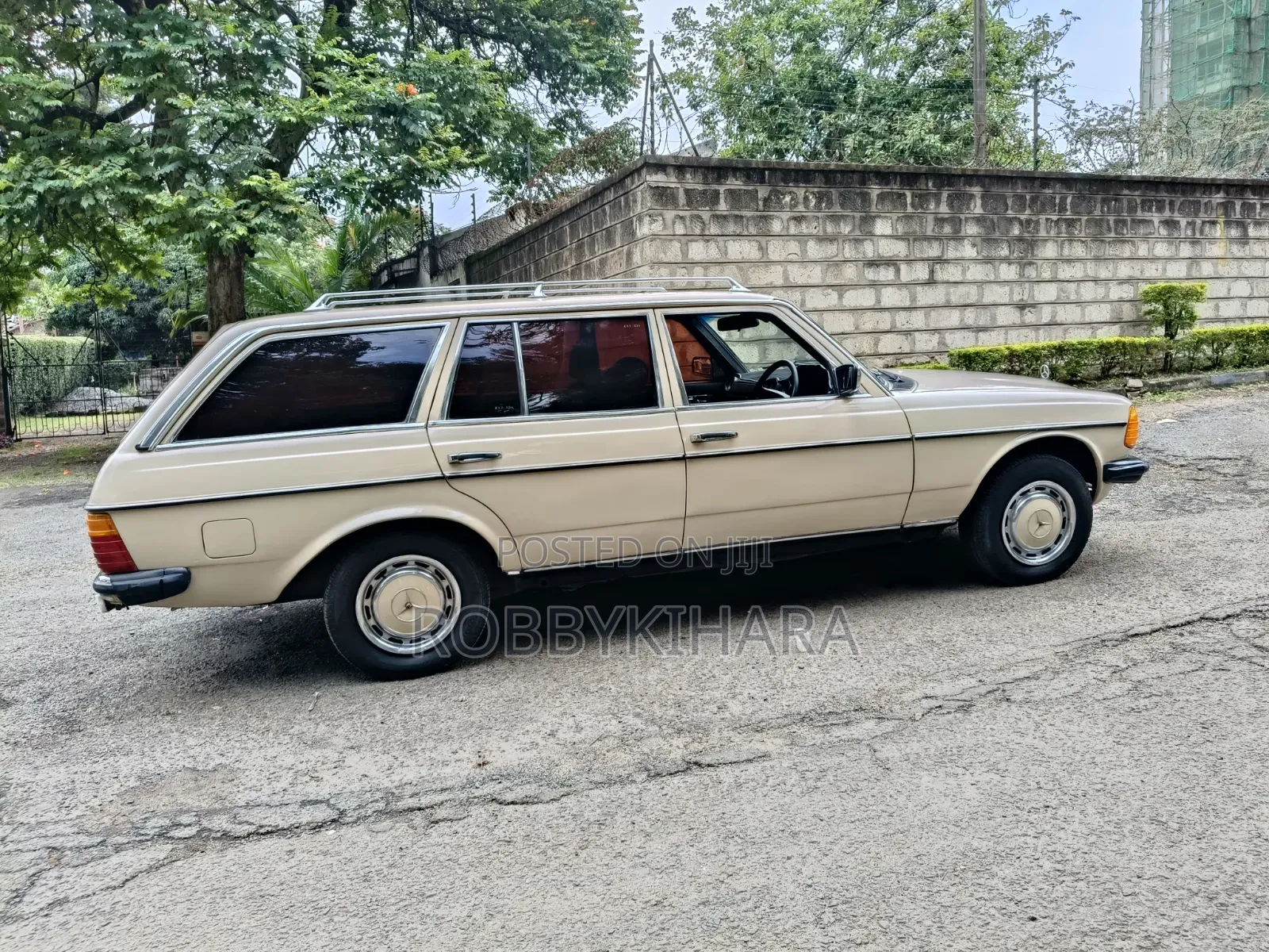 Mercedes-Benz E200 1985 Beige