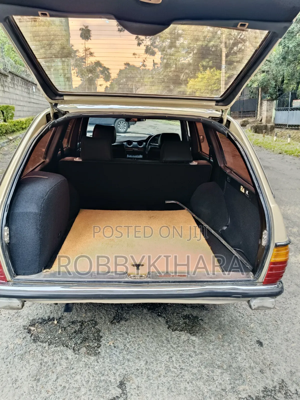 Mercedes-Benz E200 1985 Beige