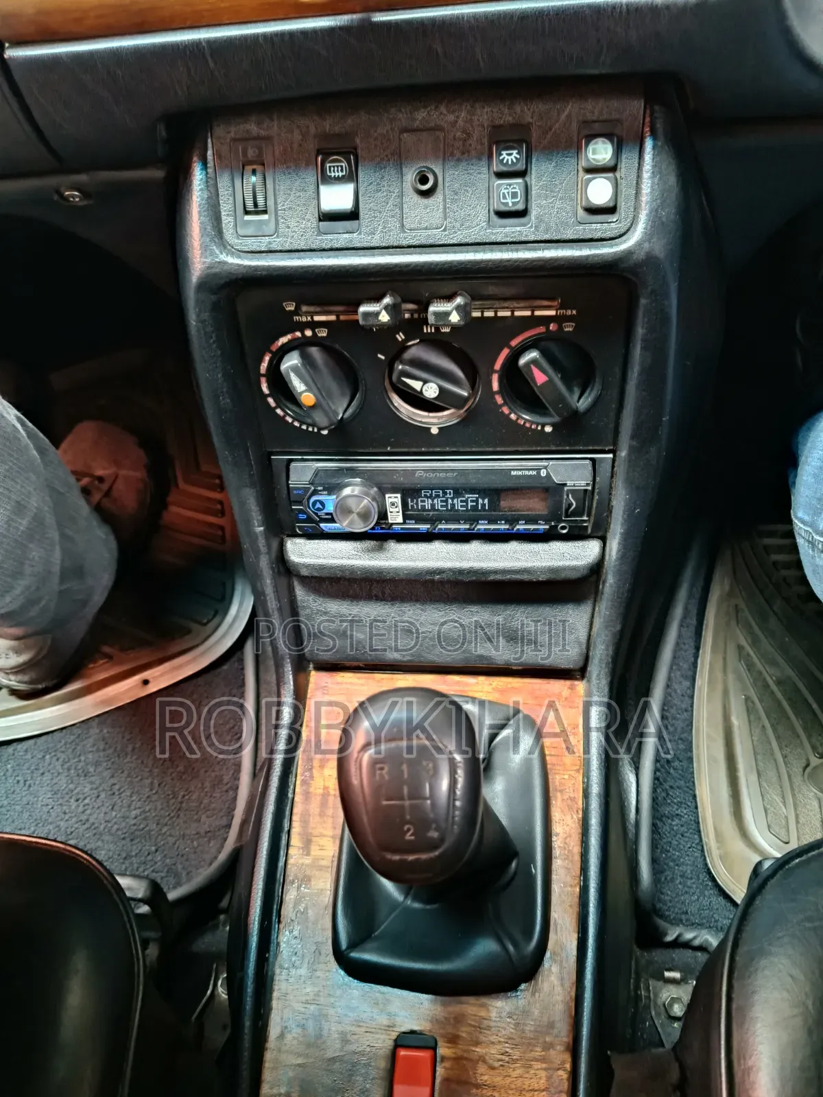 Mercedes-Benz E200 1985 Beige