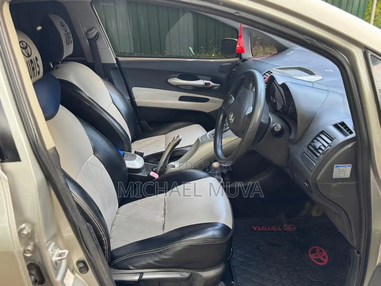 Toyota Auris 2010 Silver
