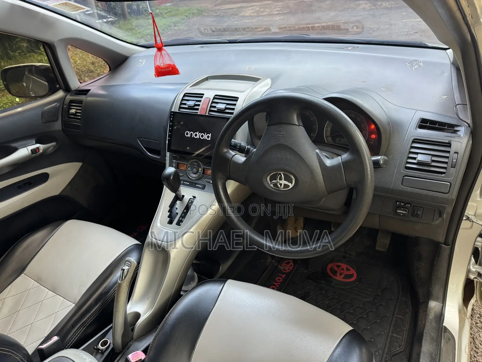 Toyota Auris 2010 Silver