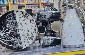 13pcs Dinner Set 
6pcs Plates 
6pcs Mugs
1 Pc Flask