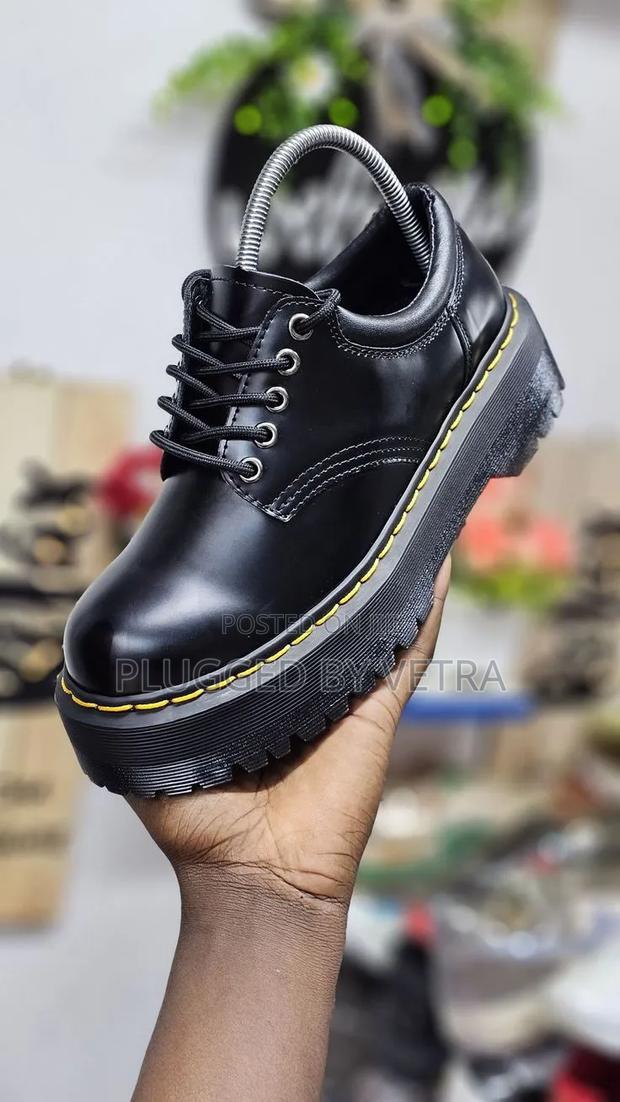 Dr Martens Low Sneakers in Black and Yellow Lining Double Sole. - thumbnail 2
