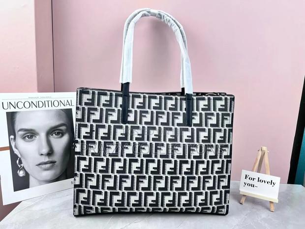 Single Blocked Long Handle Handbag - thumbnail 2