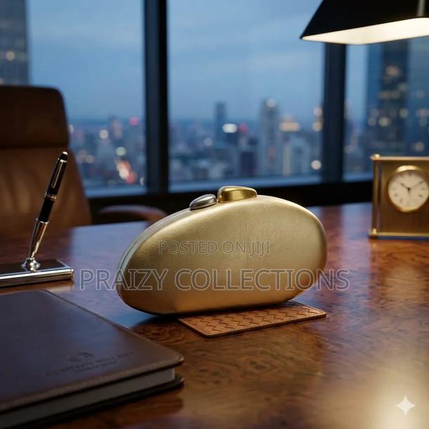 Beautiful Bean Shaped Clutch - thumbnail 5