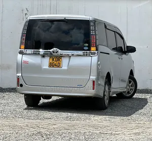 Toyota Voxy 2017 Silver
