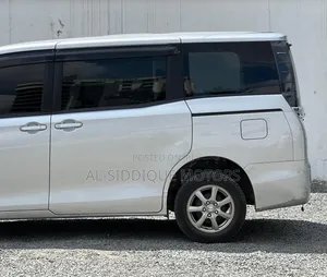 Toyota Voxy 2017 Silver