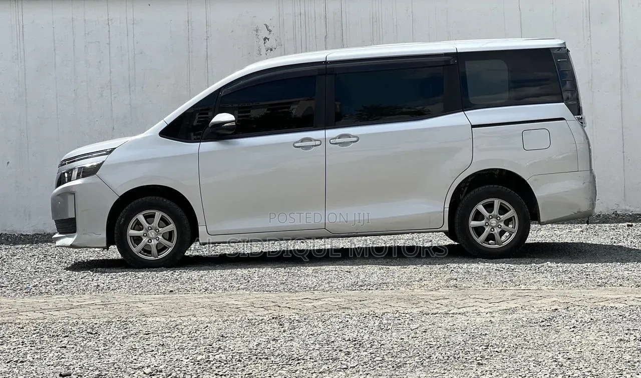 Toyota Voxy 2017 Silver