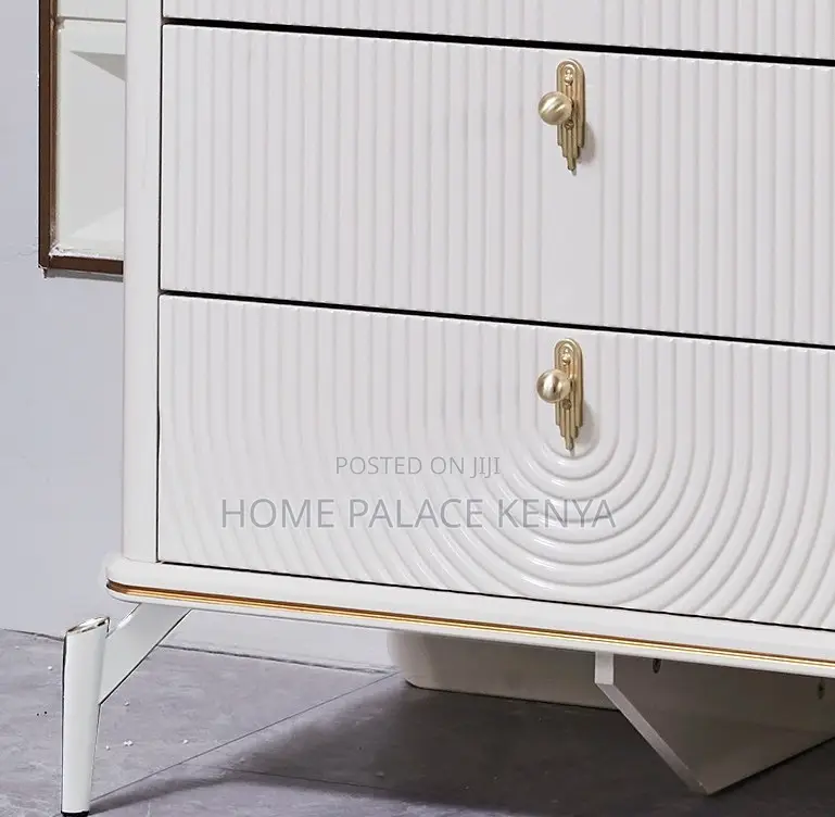 Drawer Chest; 5 Wooden Chest of Drawers
