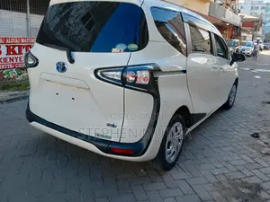 Toyota Sienta 1.5 Hybrid FWD 2019 White