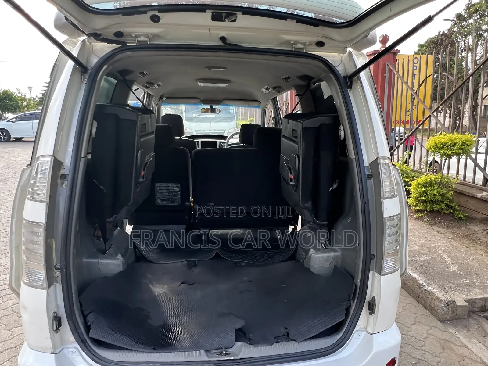 Toyota Voxy 2006 Off white