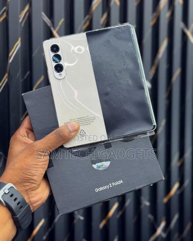 New Samsung Galaxy Z Fold4 256 GB Silver - main view