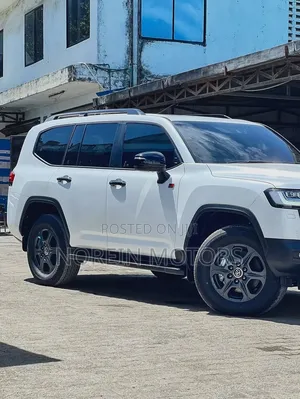 Toyota Land Cruiser LC300 2022 Pearl