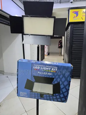 Pro Led 600 Studio Light With Adjustable Color Temperature With Tripod