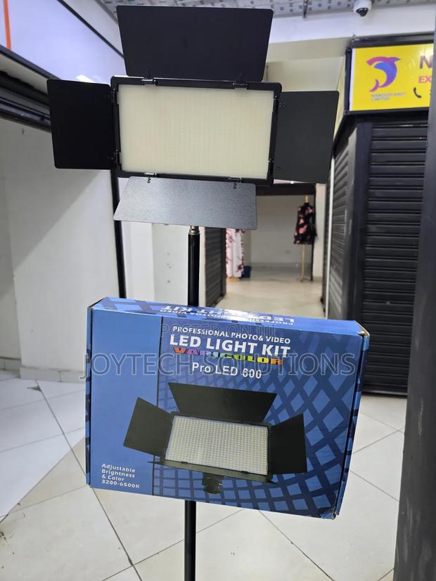 Pro Led 600 Studio Light With Adjustable Color Temperature With Tripod