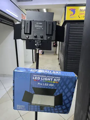 Pro Led 600 Studio Light With Adjustable Color Temperature With Tripod