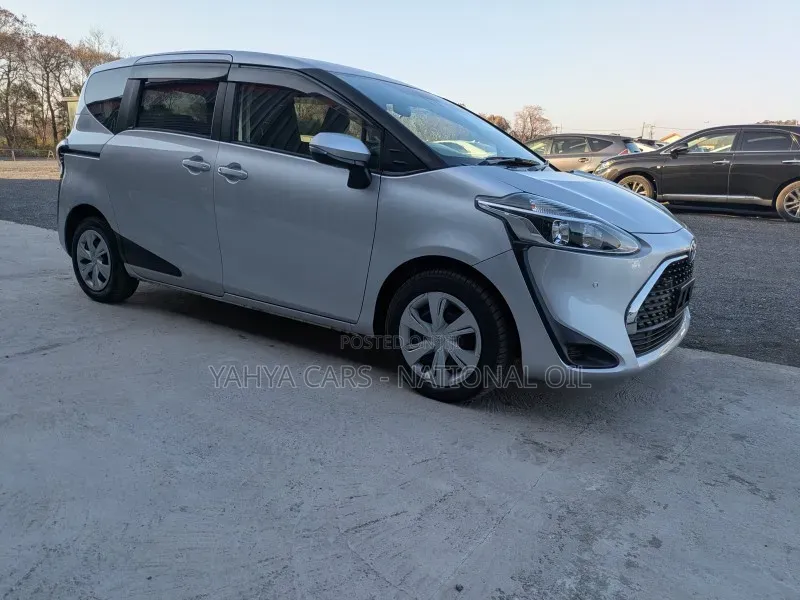 Toyota Sienta 2019 Silver