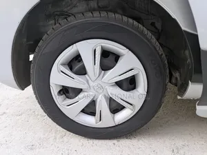 Toyota Sienta 2019 Silver