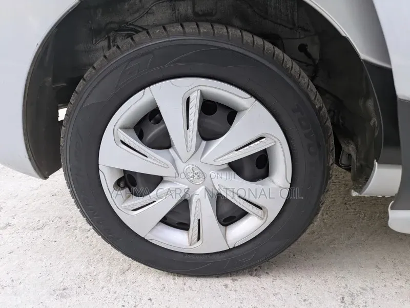 Toyota Sienta 2019 Silver