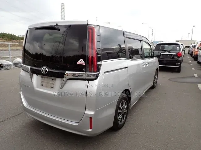 Toyota Esquire 2020 Silver