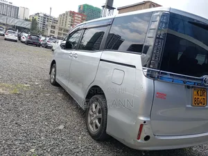 Toyota Voxy 2017 Silver