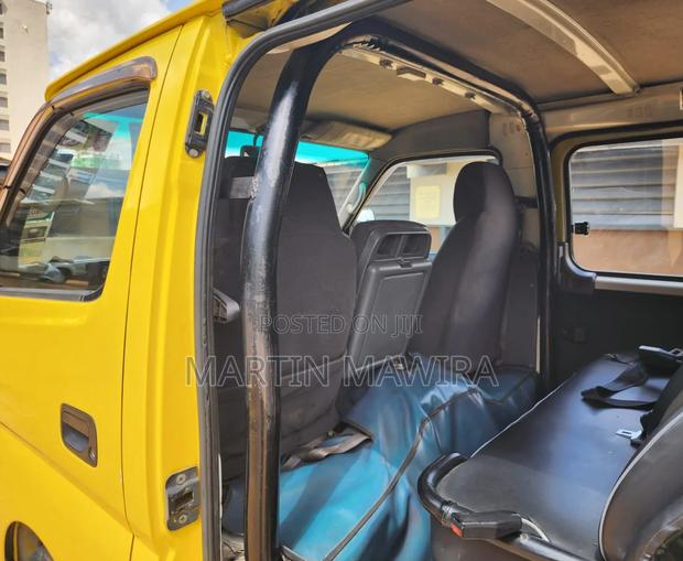 Nissan Caravan (Urvan) 2013 Yellow - thumbnail 13