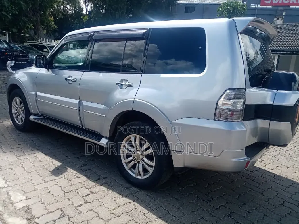 Mitsubishi Pajero 2016 Silver