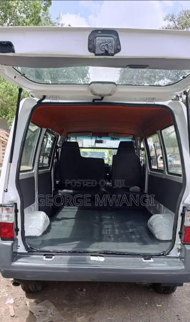 Mazda Bongo 2010 White - thumbnail 4