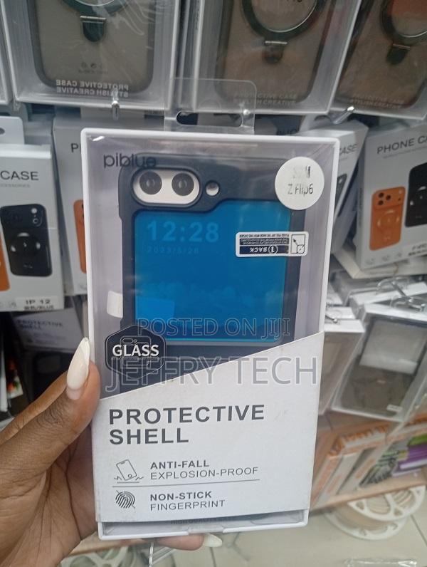 Piblue Protective Shell for a Samsung Galaxy Z Flip5 Smartphone.