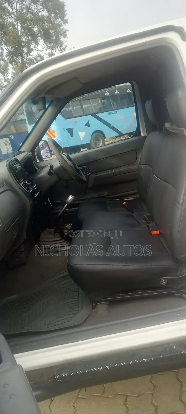 Nissan Hardbody Local