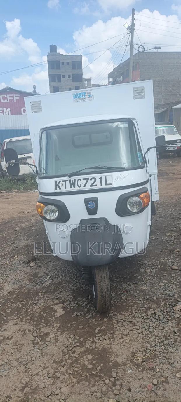 Piaggio 2024 White - thumbnail 2