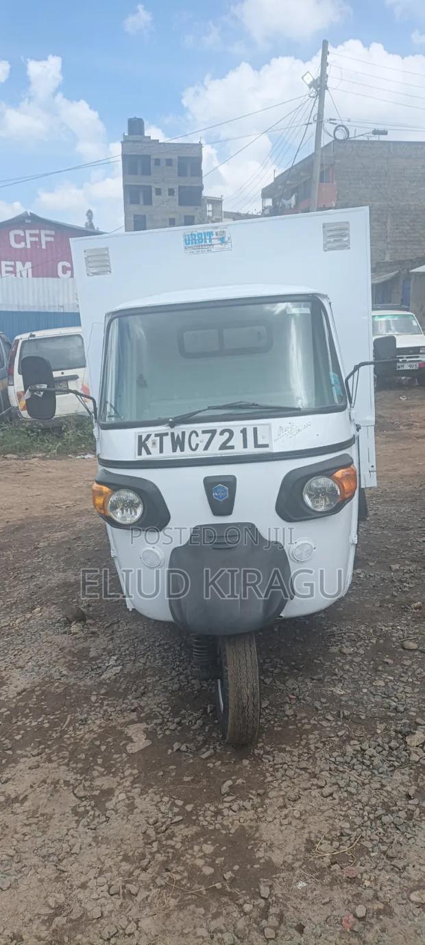 Piaggio 2024 White - thumbnail 3