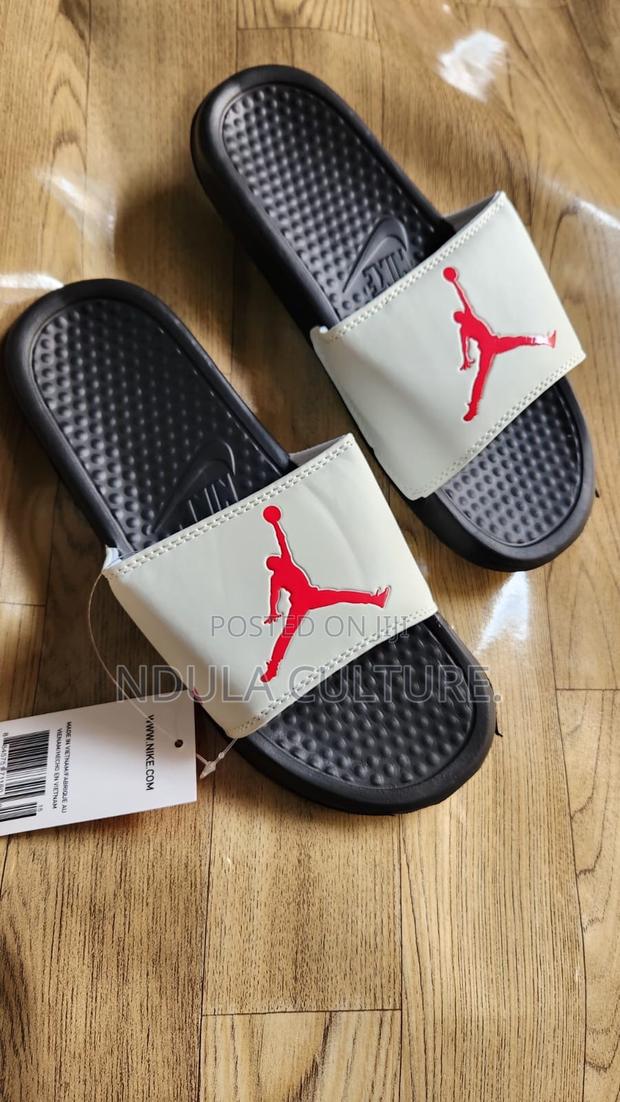 Nike //Jordan //Adidas Benassi Slides - thumbnail 2