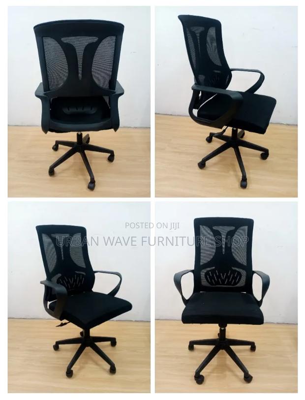 Classic Swivel Chair With Custers
