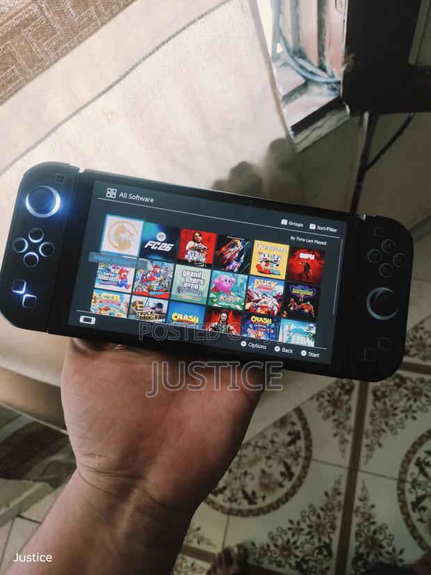 Nintendo Switch Oled Chipped - thumbnail 3