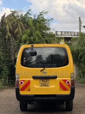 Nissan Caravan (Urvan) 2008 Yellow