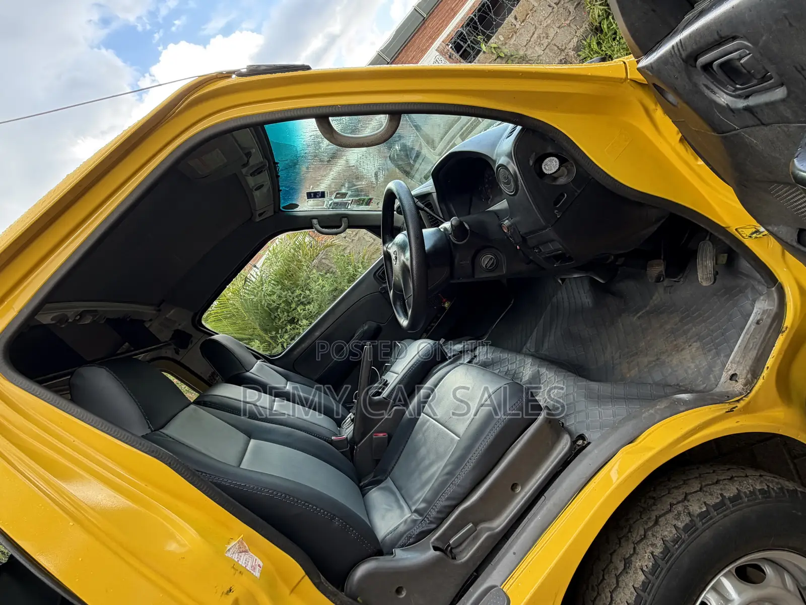 Nissan Caravan (Urvan) 2008 Yellow
