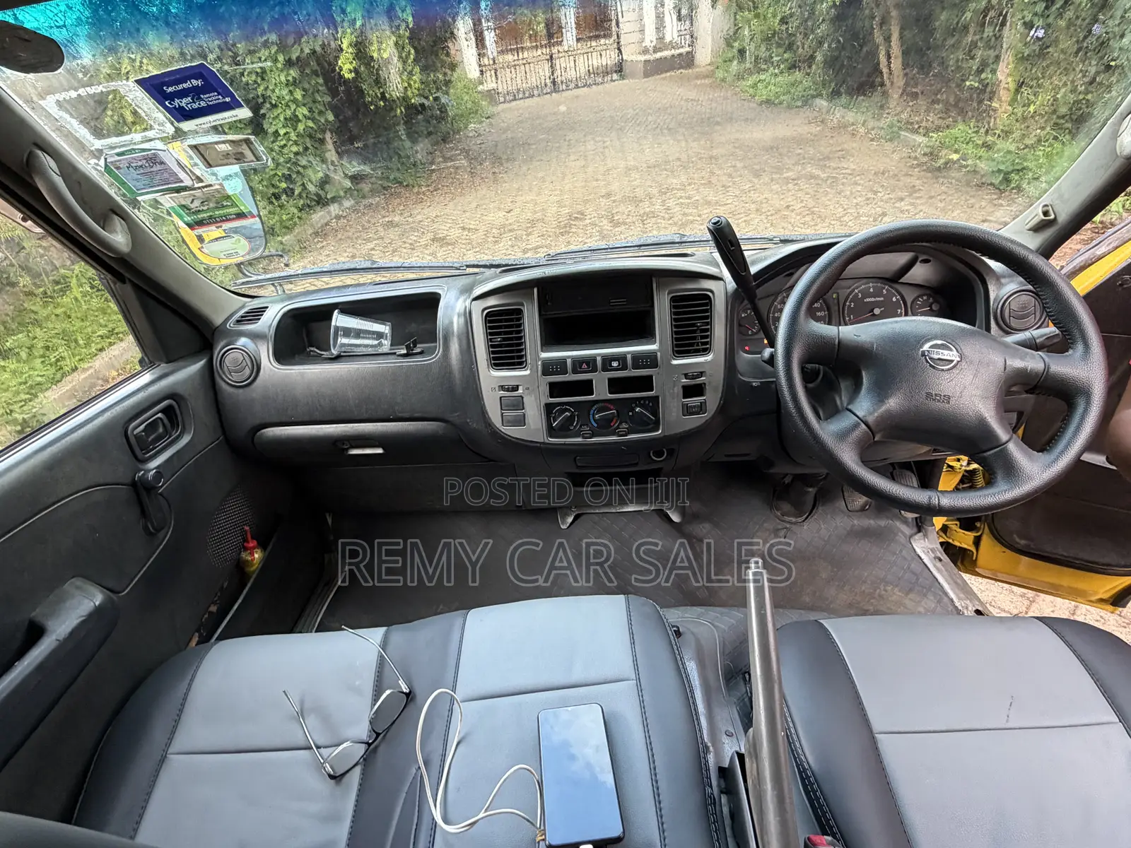 Nissan Caravan (Urvan) 2008 Yellow