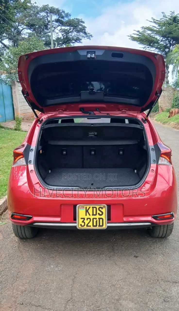 Toyota Auris 2017 Red