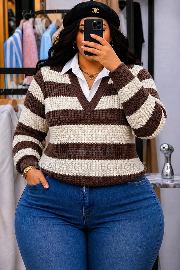 Blocked Sweater With White Collar - thumbnail 2