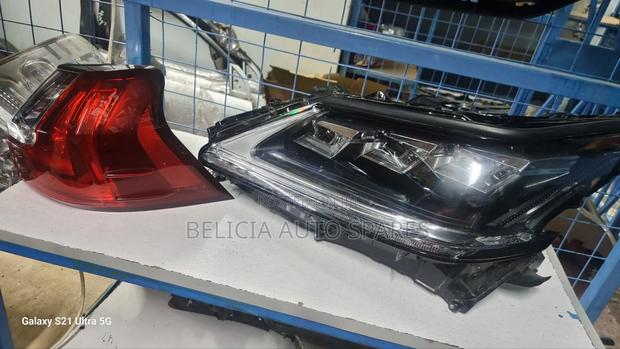 Lexus 570 Headlights - main view