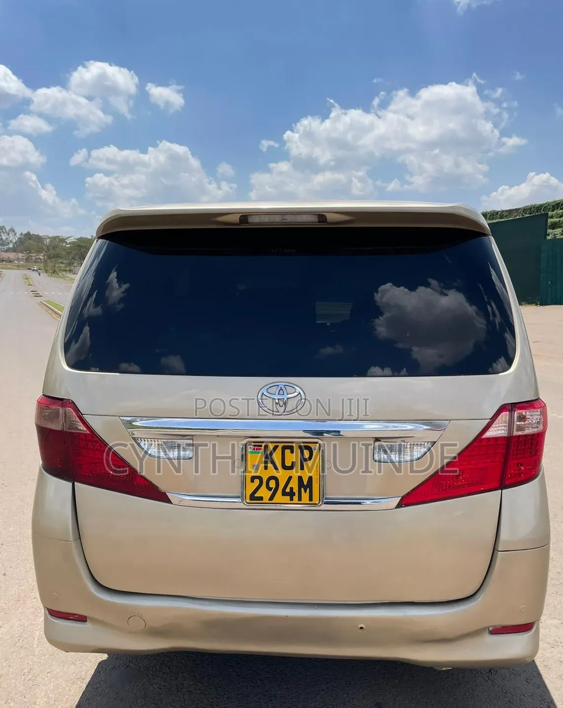 Toyota Alphard 2010 Gold