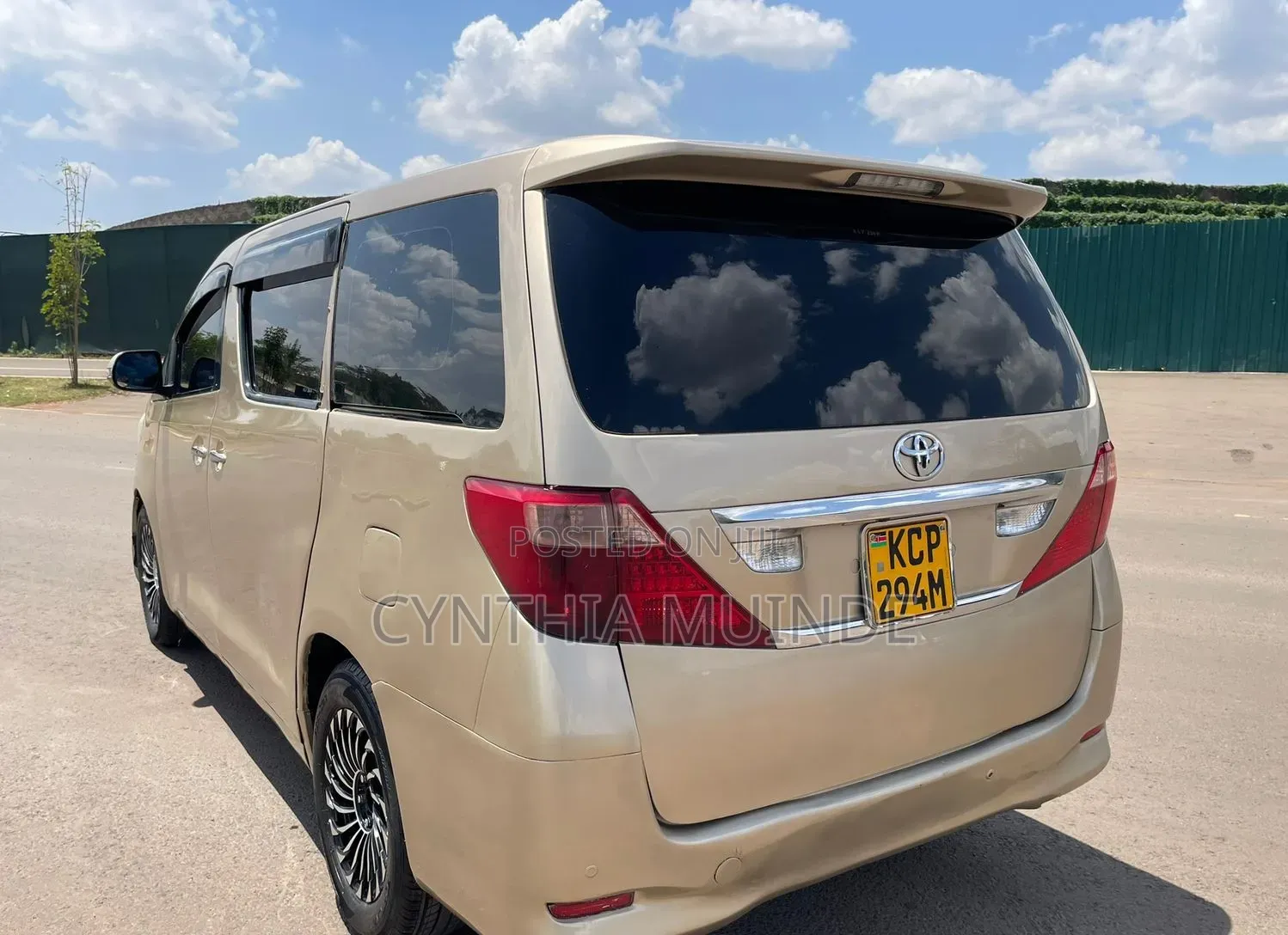 Toyota Alphard 2010 Gold