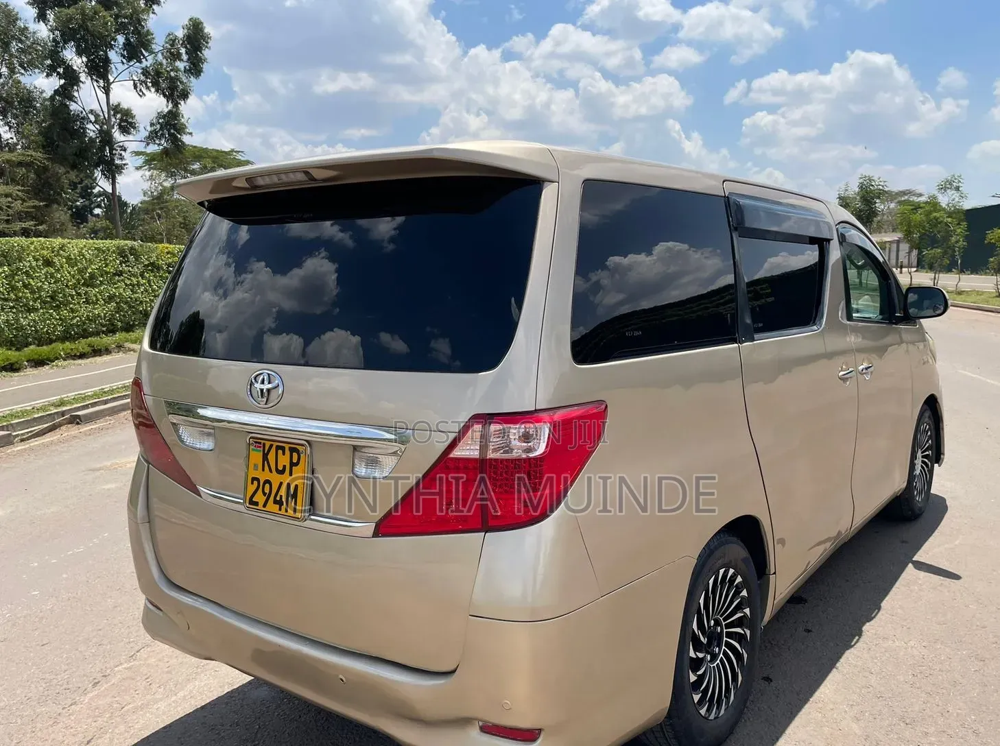 Toyota Alphard 2010 Gold