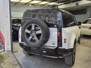 Land Rover Defender SE 2023 White