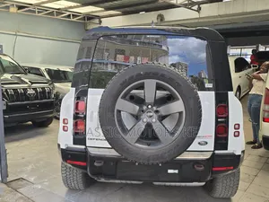 Land Rover Defender SE 2023 White