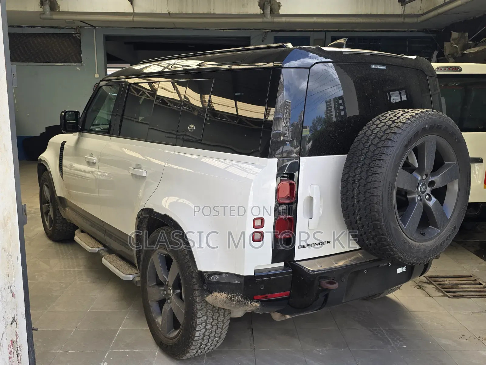 Land Rover Defender SE 2023 White